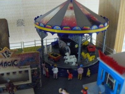 le manège enfantin avec les personnages