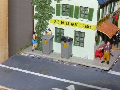 une photos avec le rajout de poubelles