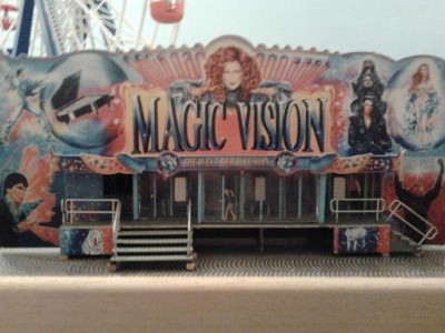 Le Magic Vision en cours de transformation en boite à rire ; avec palais des glaces en bas et un passage à l'étage (des barrières vont être rajoutées).