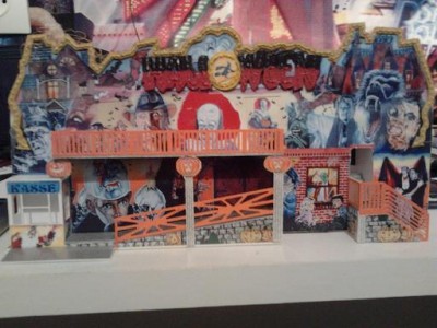 Une maison hantée également en cours de réalisation qui sera mise en valeur par un éclairage "made in Grinch"