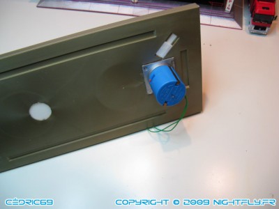 et donc voila le support moteur refixé dessous le châssis qui a été préalablement percé a l 'opposé,afin de passer le mandrin du moteur...