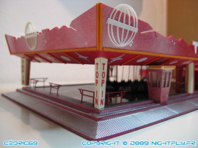 la base,disons plutôt les grimpettes,marches,contre marches sont peintes en chrome,les corbeaux et entre marches en rose,et bien sur on vois de plus près la façade peinte a l'aerograffe et ses accessoires de "relooking" maison...