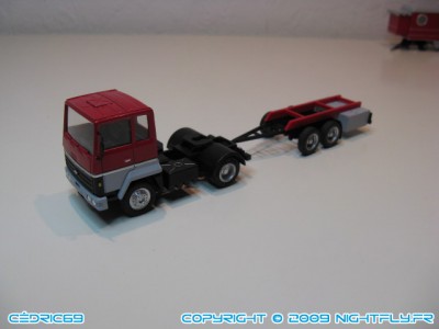 ici le tracteur affecté au transport du métier avec son dolly attelé!!